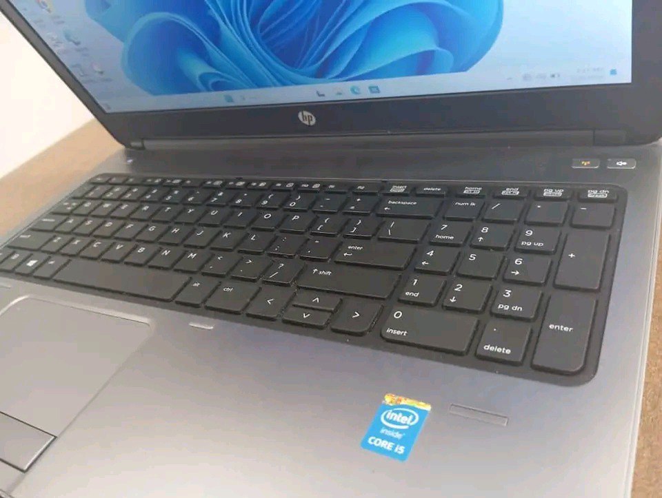 لابتوب بحالة الزيرو من شركة hp مع بروسيسور Core i5 و هارد SSD لسرعة خارقة  ????معكم دائما بأفضل العروض