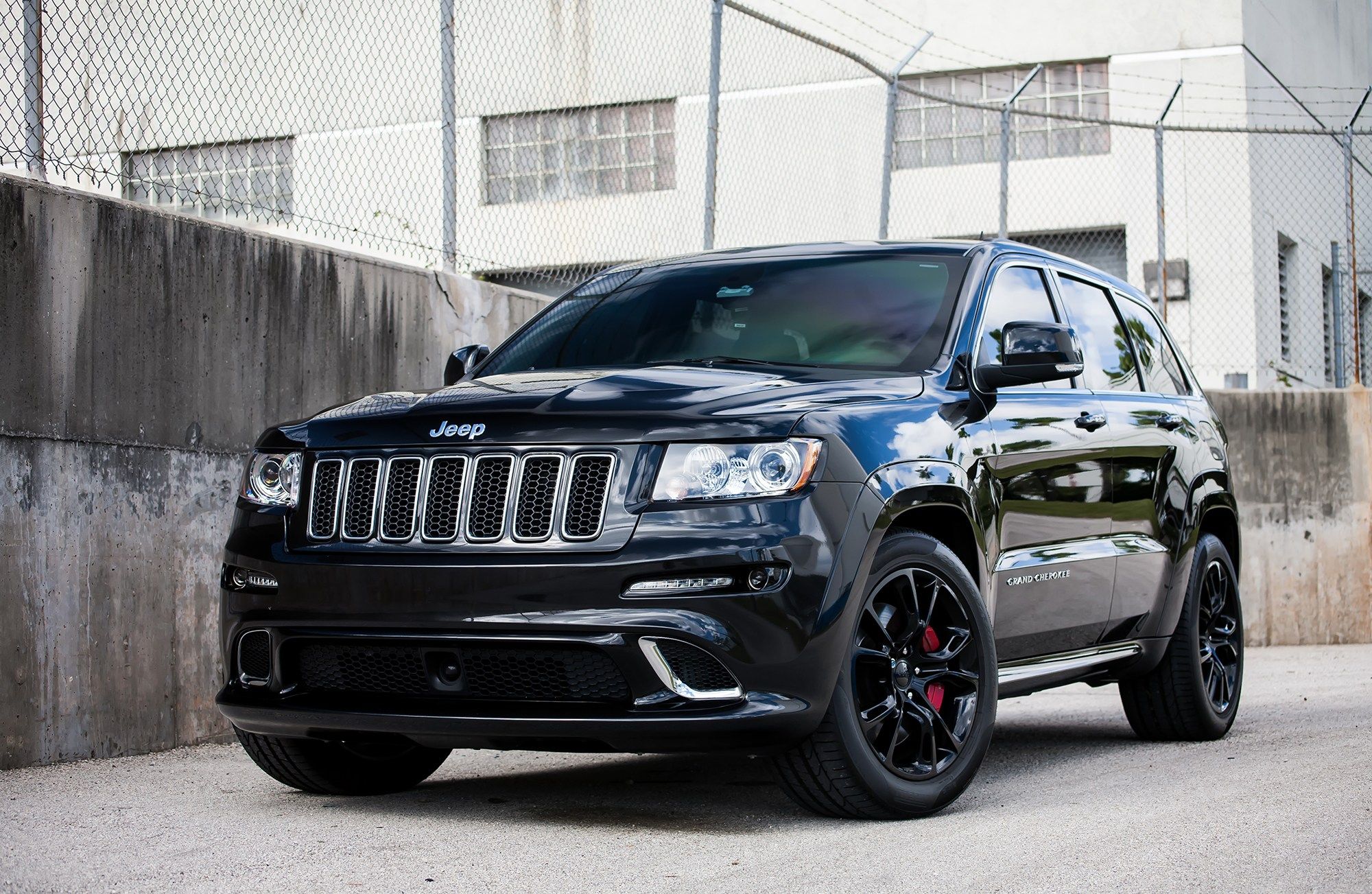 "Jeep Grand Cherokee Hire for Premium Off-Road Travel and Memorable Trips"