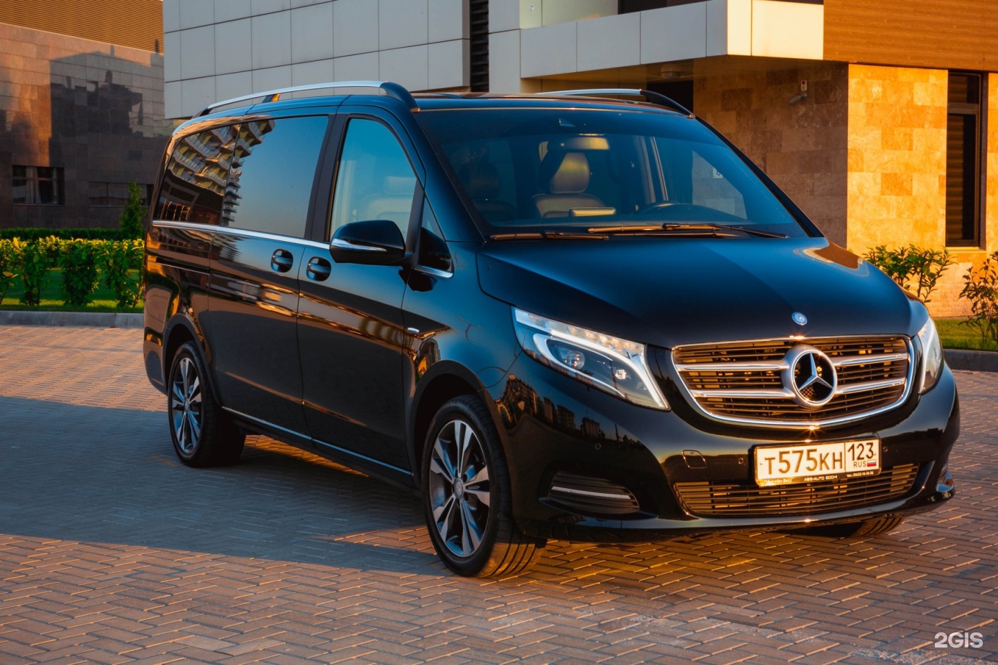 "Mercedes Viano with Driver: Speed and Luxury in Every Journey"