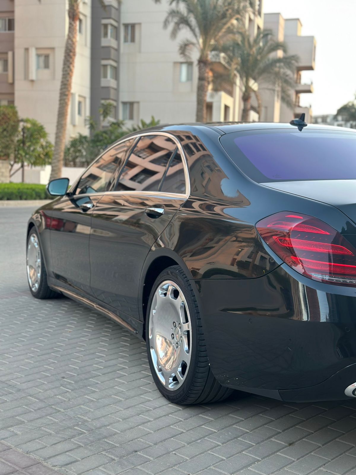 Enjoy an unparalleled luxury travel experience with our airport limousine service: Mercedes S rental