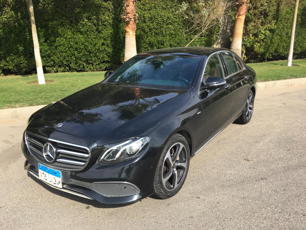 For rent Mercedes E200, a luxury car that combines elegance, power and comfort, ideal for personal u