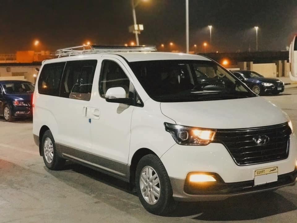 Hyundai H1 car for rent in excellent condition, suitable for families and companies, with ample spac